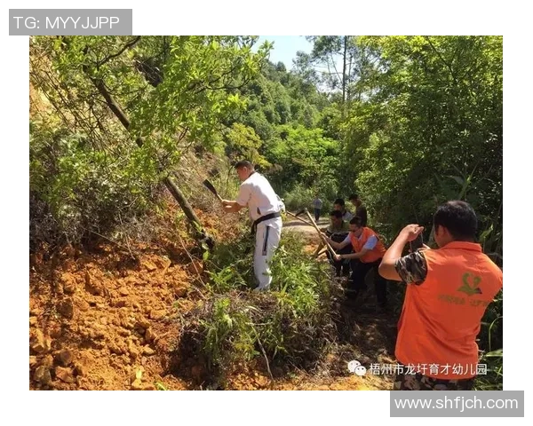 足球巨星赛场争锋比拼爱心公益传递温暖力量